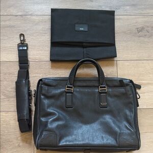 EUC Tumi Black Leather Briefcase/Laptop Bag (Removable Shoulder Strap+Storage)